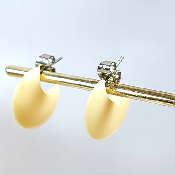 Crescent Hoop Stud Earrings in Red and Peach, Retro Minimalist Jewelry for Women - Picture 10 of 10